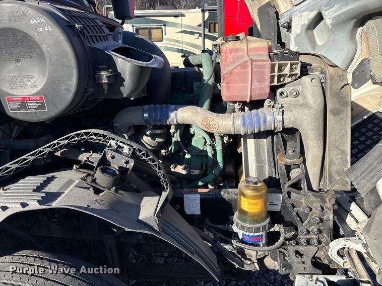 image for item YA1532 2018 Volvo VNL semi truck