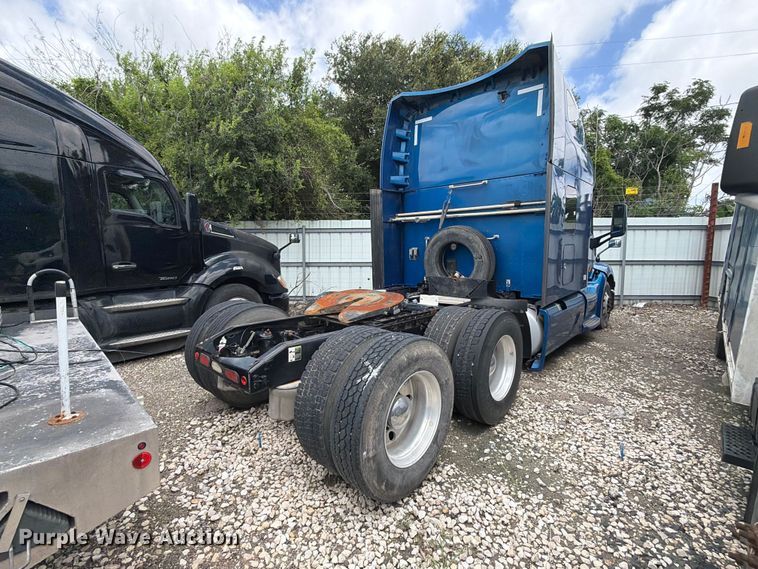 image for item YA1606 2019 Peterbilt 579 semi truck