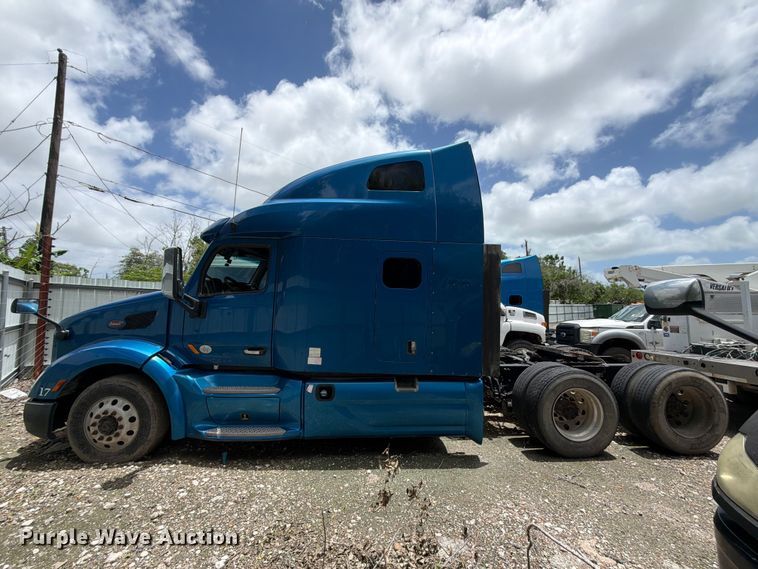 image for item YA1606 2019 Peterbilt 579 semi truck