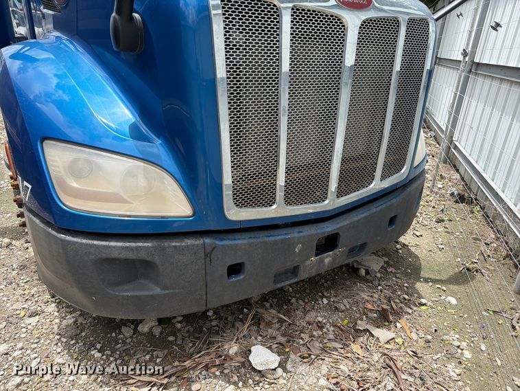 image for item YA1606 2019 Peterbilt 579 semi truck