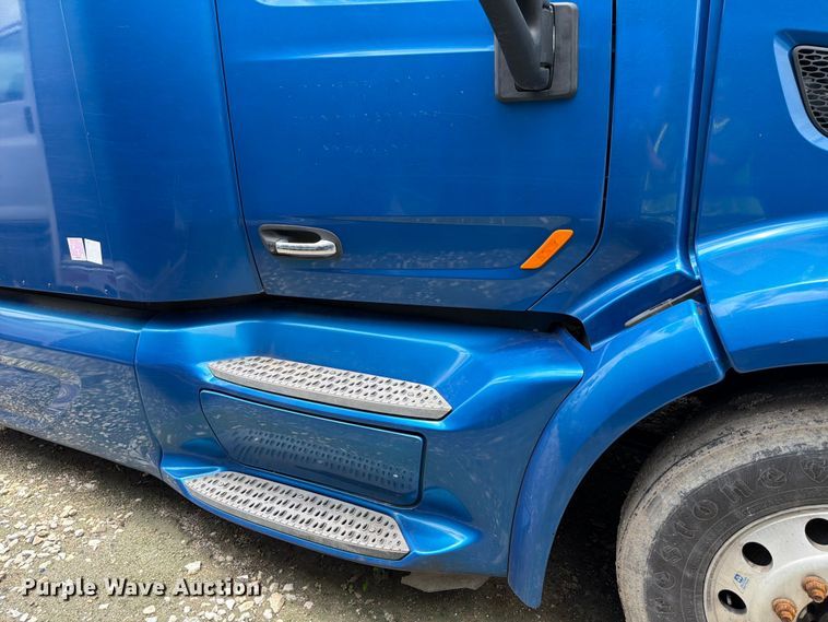 image for item YA1606 2019 Peterbilt 579 semi truck