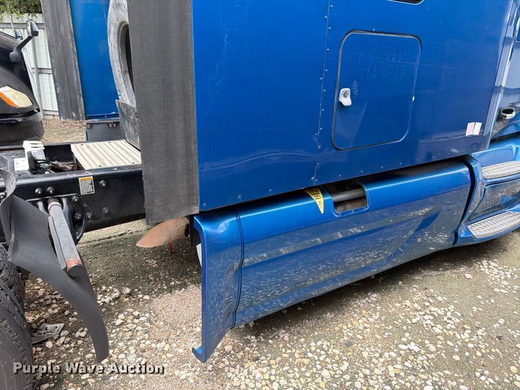 image for item YA1606 2019 Peterbilt 579 semi truck