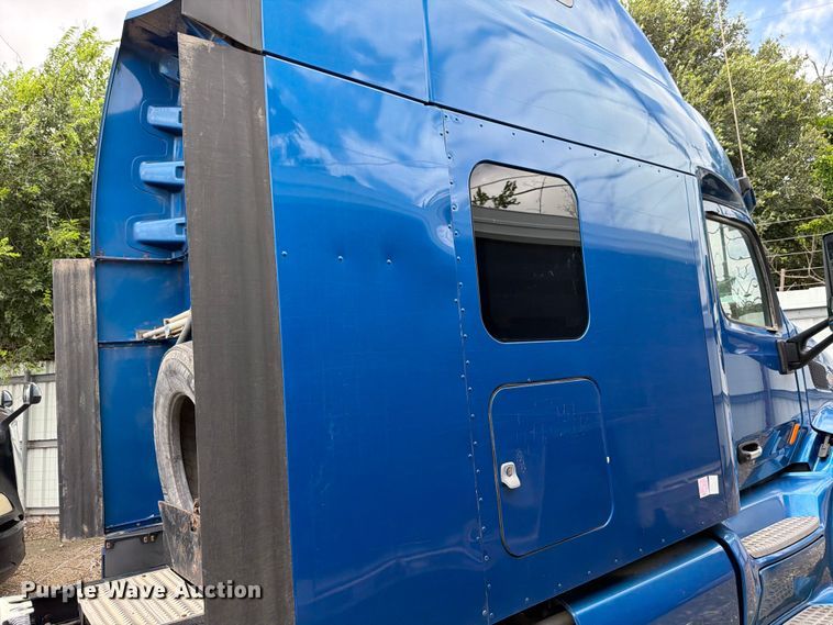 image for item YA1606 2019 Peterbilt 579 semi truck
