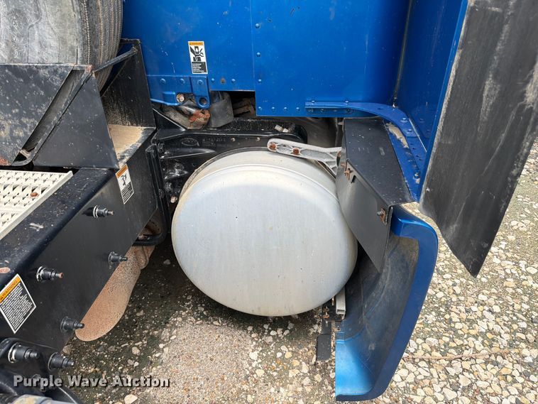image for item YA1606 2019 Peterbilt 579 semi truck