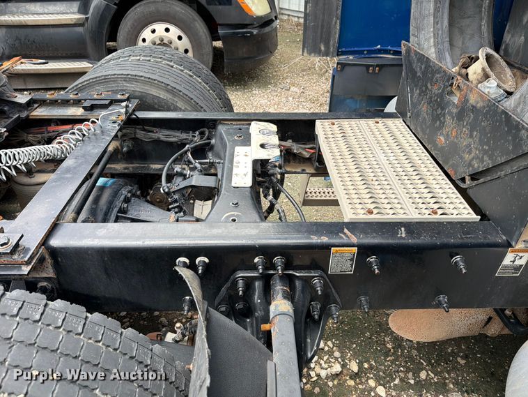 image for item YA1606 2019 Peterbilt 579 semi truck