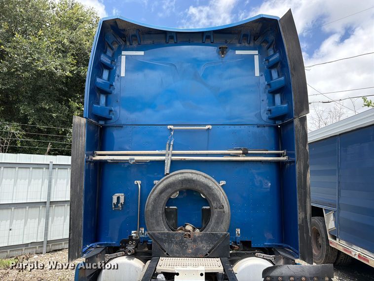 image for item YA1606 2019 Peterbilt 579 semi truck