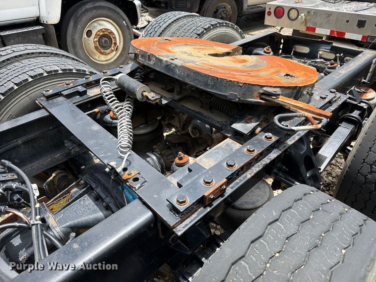 image for item YA1606 2019 Peterbilt 579 semi truck