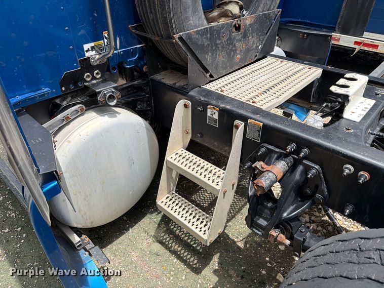 image for item YA1606 2019 Peterbilt 579 semi truck