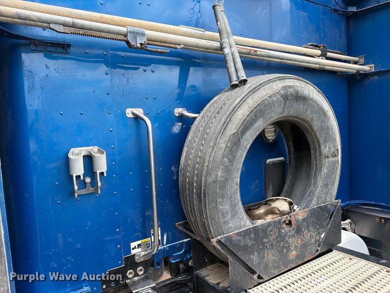 image for item YA1606 2019 Peterbilt 579 semi truck