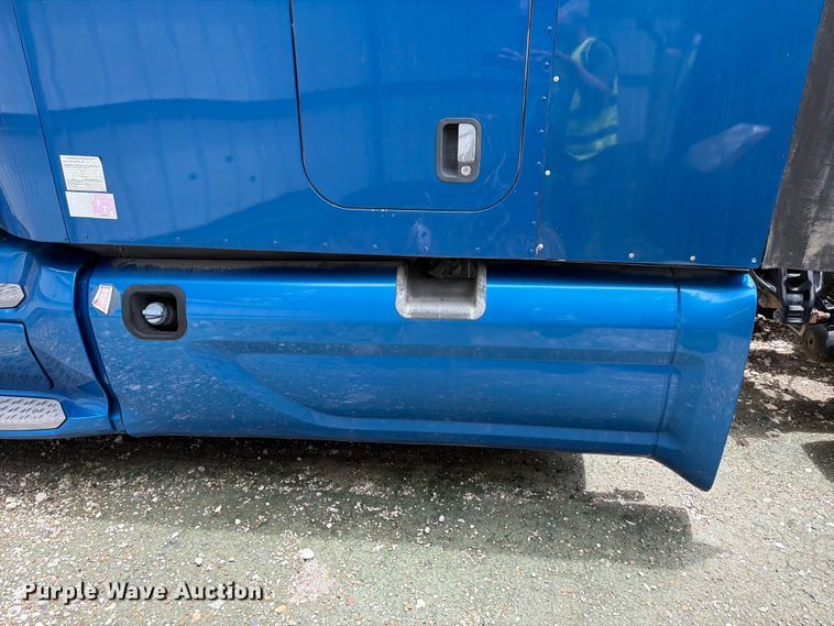 image for item YA1606 2019 Peterbilt 579 semi truck