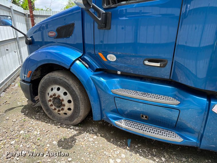 image for item YA1606 2019 Peterbilt 579 semi truck