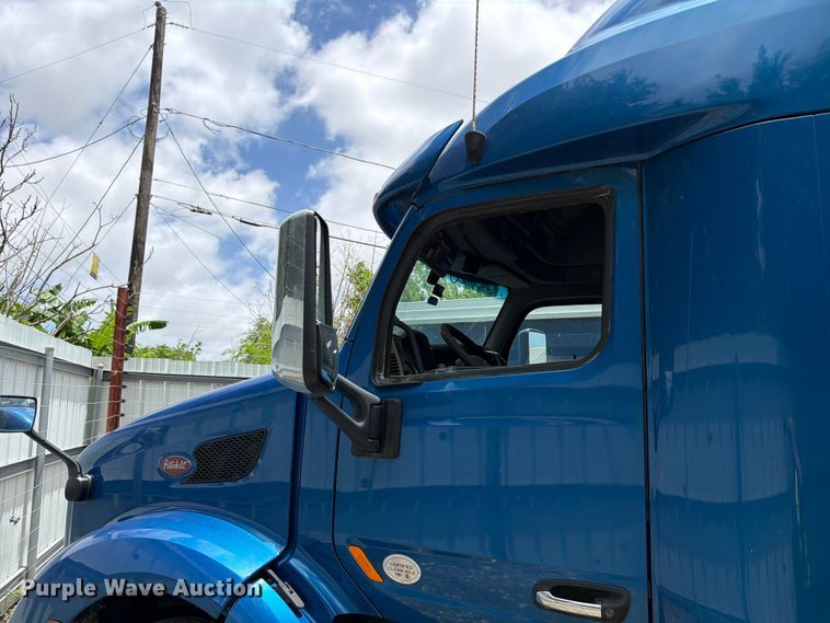 image for item YA1606 2019 Peterbilt 579 semi truck