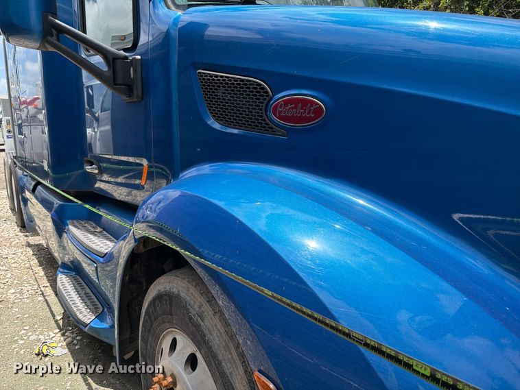 image for item YA1606 2019 Peterbilt 579 semi truck