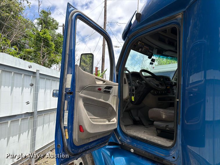 image for item YA1606 2019 Peterbilt 579 semi truck