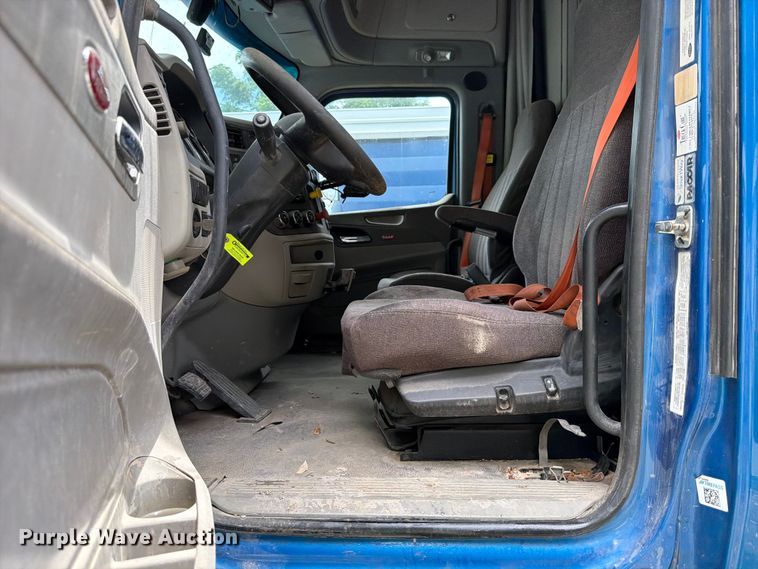 image for item YA1606 2019 Peterbilt 579 semi truck