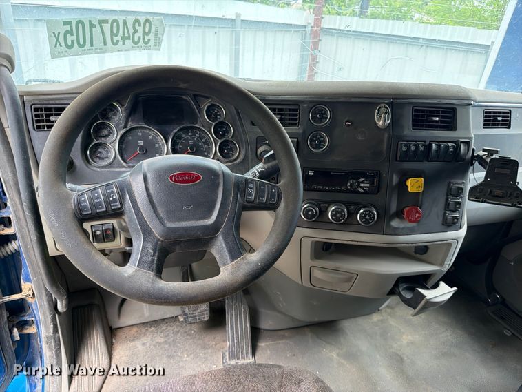 image for item YA1606 2019 Peterbilt 579 semi truck