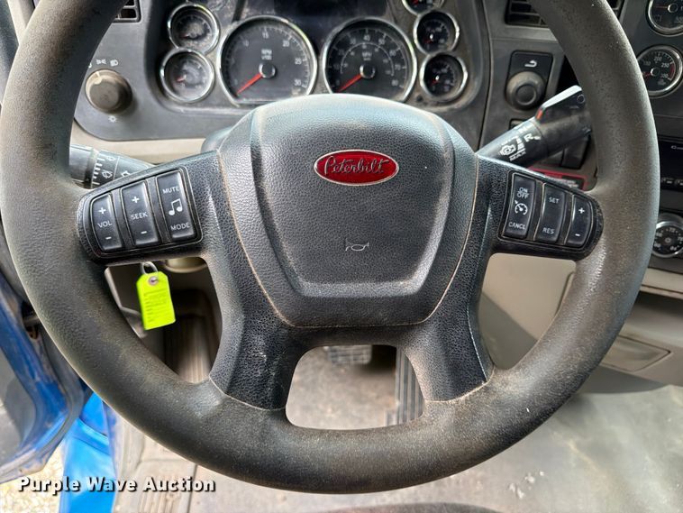 image for item YA1606 2019 Peterbilt 579 semi truck