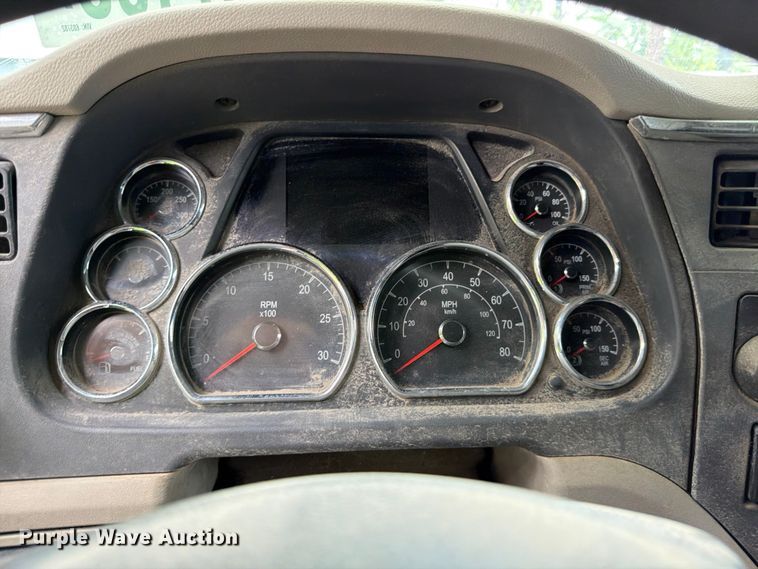 image for item YA1606 2019 Peterbilt 579 semi truck