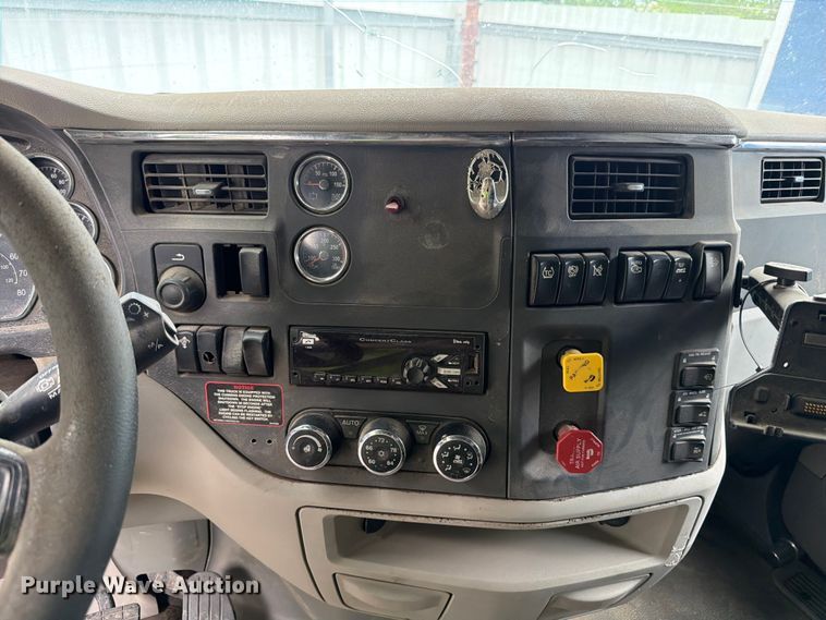 image for item YA1606 2019 Peterbilt 579 semi truck