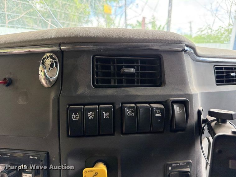 image for item YA1606 2019 Peterbilt 579 semi truck