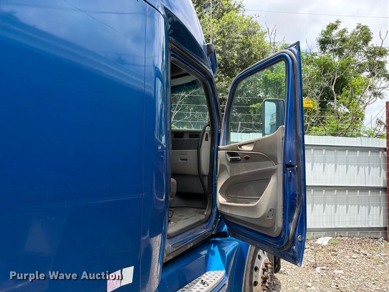 image for item YA1606 2019 Peterbilt 579 semi truck