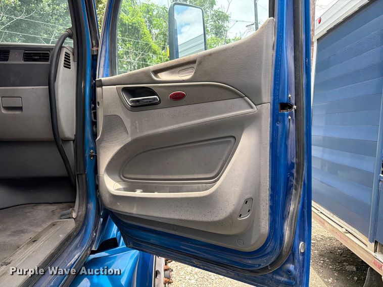 image for item YA1606 2019 Peterbilt 579 semi truck
