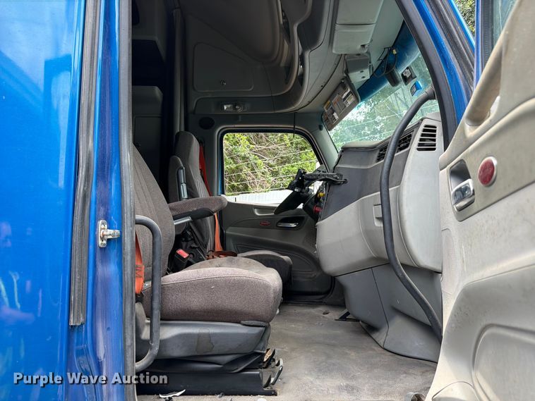 image for item YA1606 2019 Peterbilt 579 semi truck