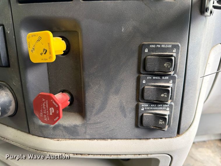image for item YA1606 2019 Peterbilt 579 semi truck