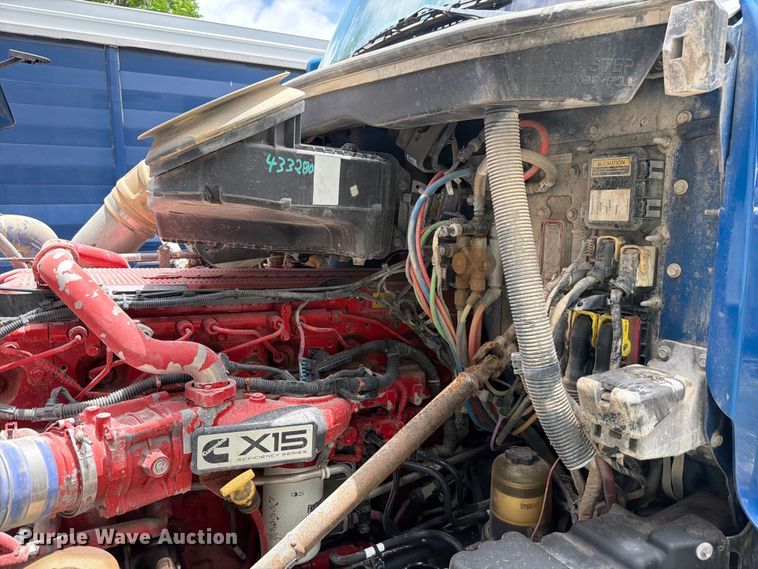 image for item YA1606 2019 Peterbilt 579 semi truck