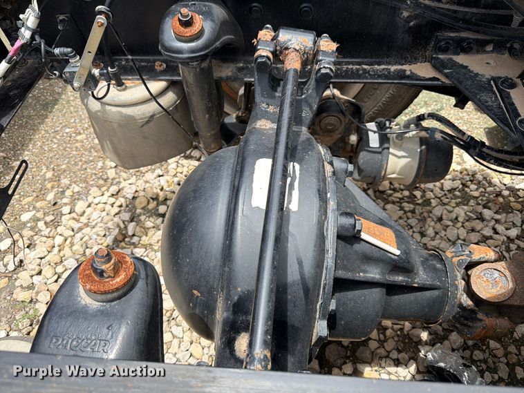image for item YA1606 2019 Peterbilt 579 semi truck