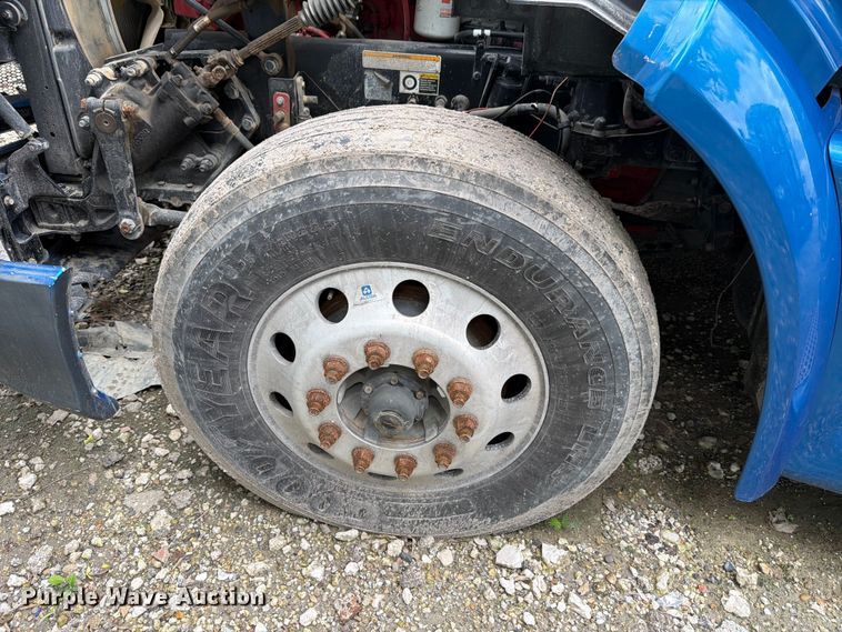 image for item YA1606 2019 Peterbilt 579 semi truck