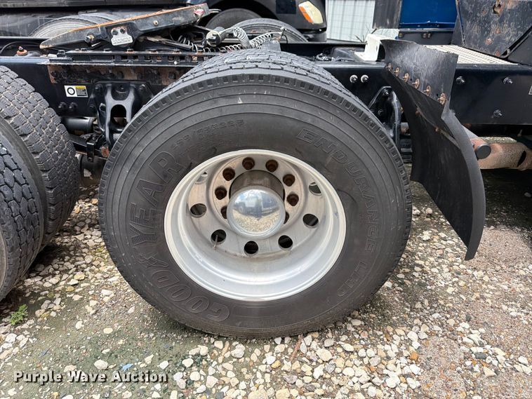image for item YA1606 2019 Peterbilt 579 semi truck