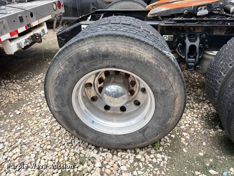 image for item YA1606 2019 Peterbilt 579 semi truck