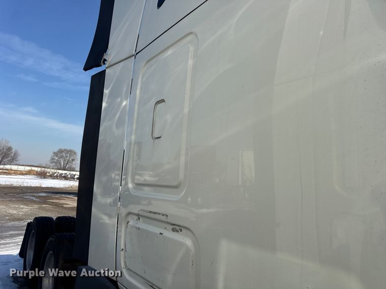 image for item YA1674 2018 Freightliner Cascadia semi truck