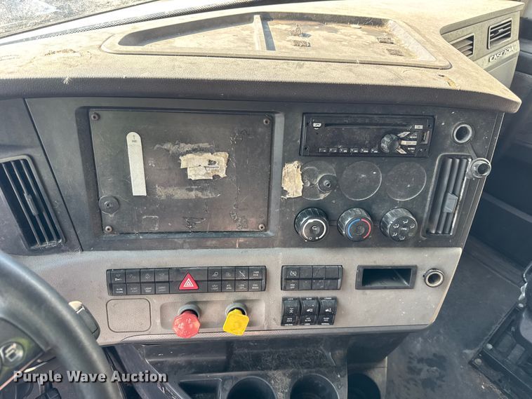 image for item YA1674 2018 Freightliner Cascadia semi truck