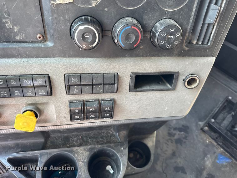 image for item YA1674 2018 Freightliner Cascadia semi truck