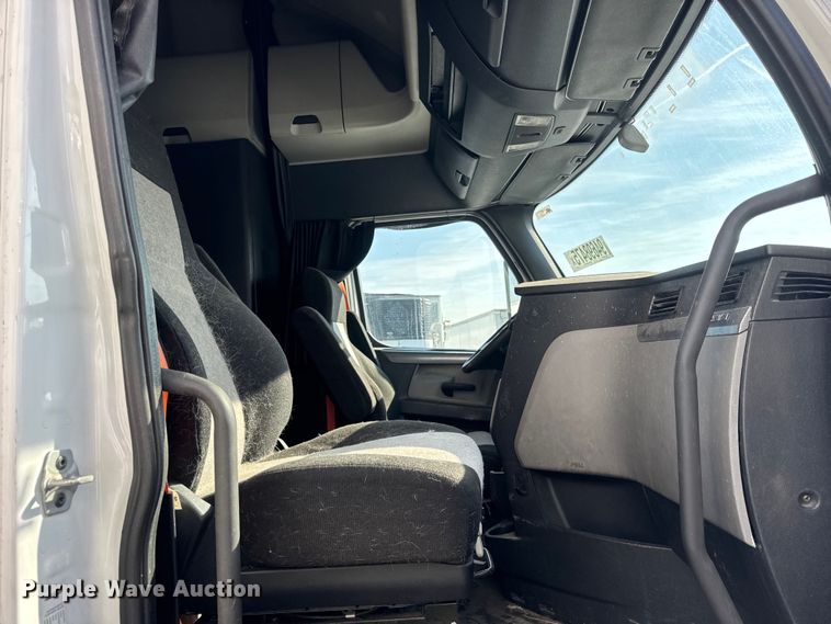 image for item YA1674 2018 Freightliner Cascadia semi truck