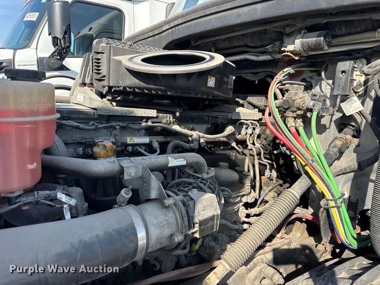 image for item YA1674 2018 Freightliner Cascadia semi truck