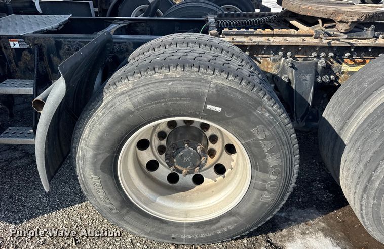 image for item YA1674 2018 Freightliner Cascadia semi truck
