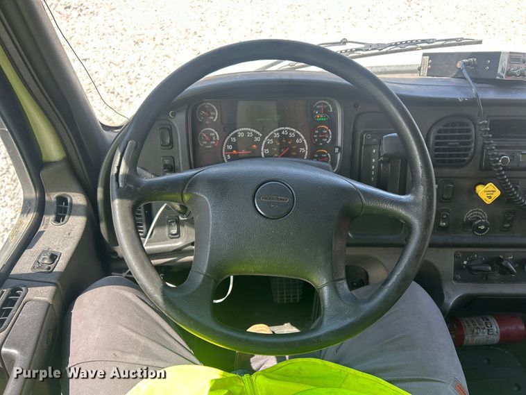image for item YA1810 2017 Freightliner Business Class M2 box truck