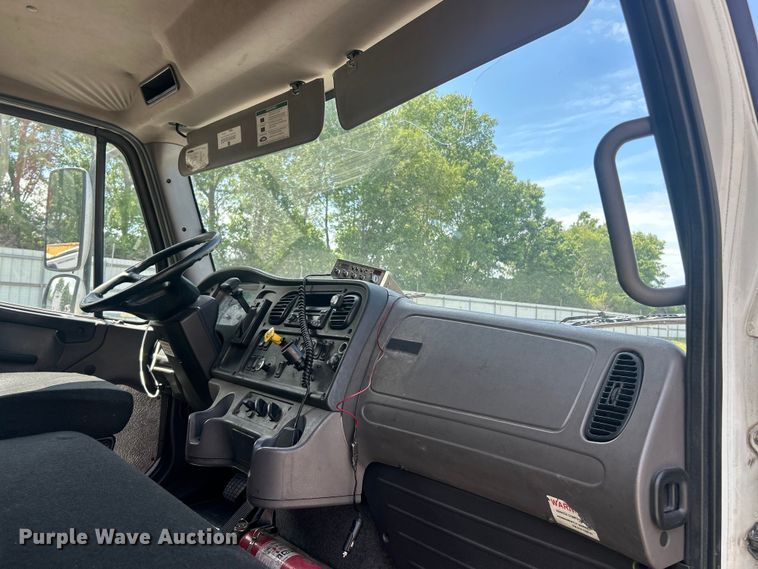 image for item YA1810 2017 Freightliner Business Class M2 box truck