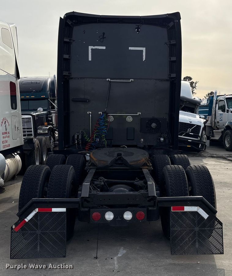 image for item YA1858 2018 Kenworth T680 semi truck