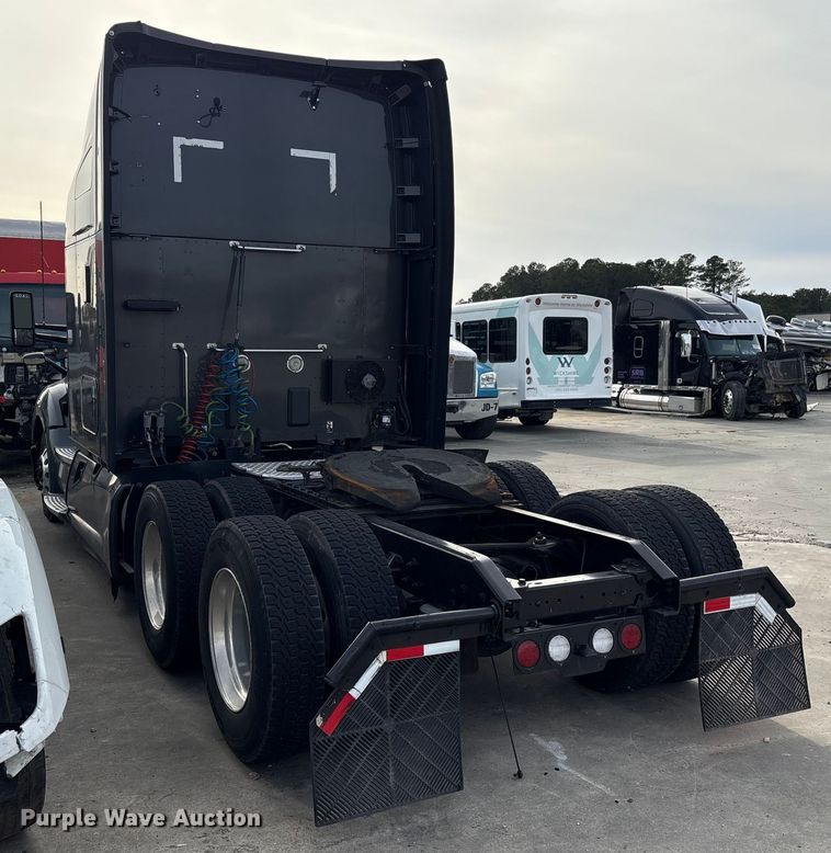image for item YA1858 2018 Kenworth T680 semi truck