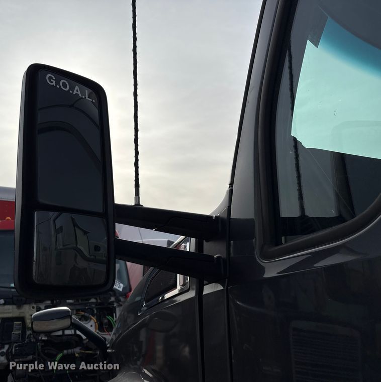 image for item YA1858 2018 Kenworth T680 semi truck