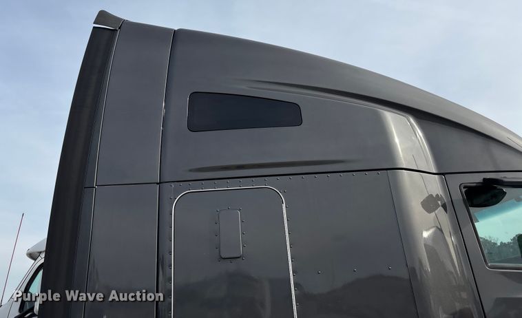 image for item YA1858 2018 Kenworth T680 semi truck