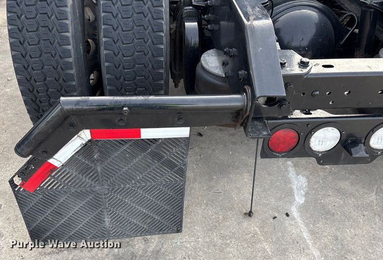 image for item YA1858 2018 Kenworth T680 semi truck