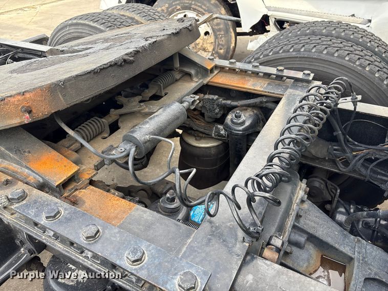 image for item YA1858 2018 Kenworth T680 semi truck