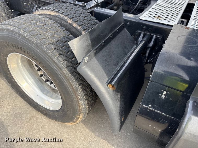 image for item YA1858 2018 Kenworth T680 semi truck