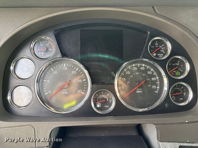 image for item YA1858 2018 Kenworth T680 semi truck