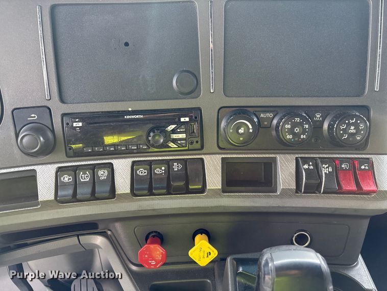 image for item YA1858 2018 Kenworth T680 semi truck